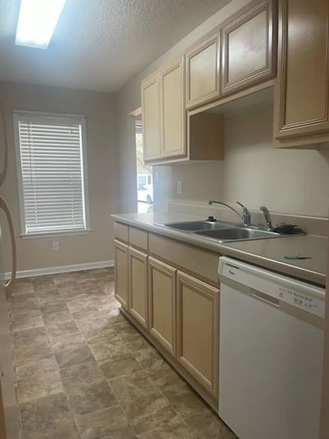 Building Photo - West Augusta Townhome Close to Medical, Shopping, and Dining