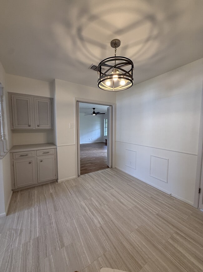 Building Photo - 880 Lockwood Dr