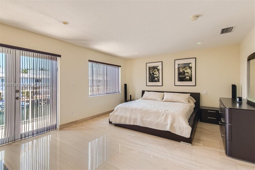 Building Photo - 3864 NE 167th St