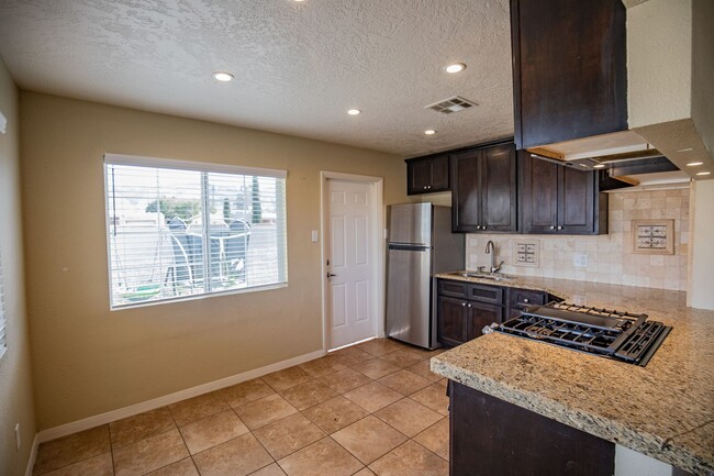 Building Photo - Charming 3 bedroom, 2 bath