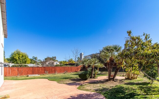 Building Photo - Spacious 6 Bedroom Home With Huge Backyard!