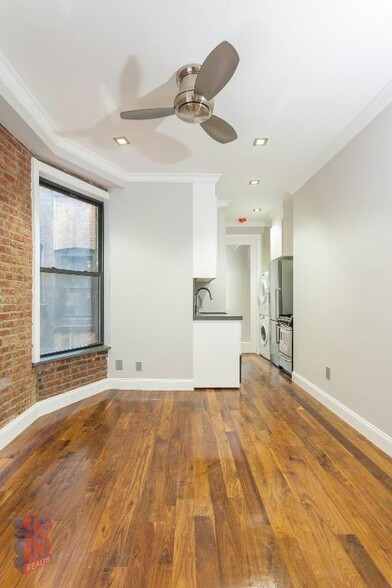 Building Photo - 16 E 116th St