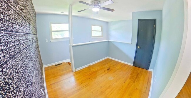 Building Photo - Big Backyard + Pet Friendly + Off-Street P...