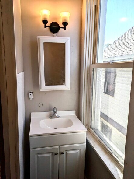 Building Photo - 231 E Market St