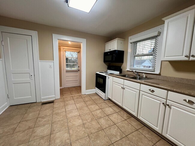 Building Photo - Adorable home in the heart of Bowling Green!