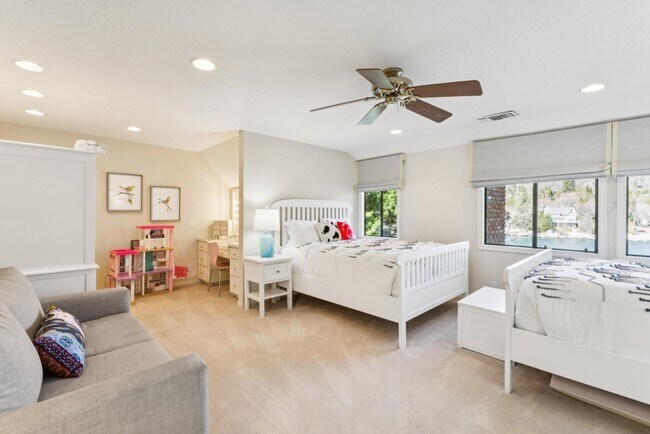 Building Photo - 716 Oak Point