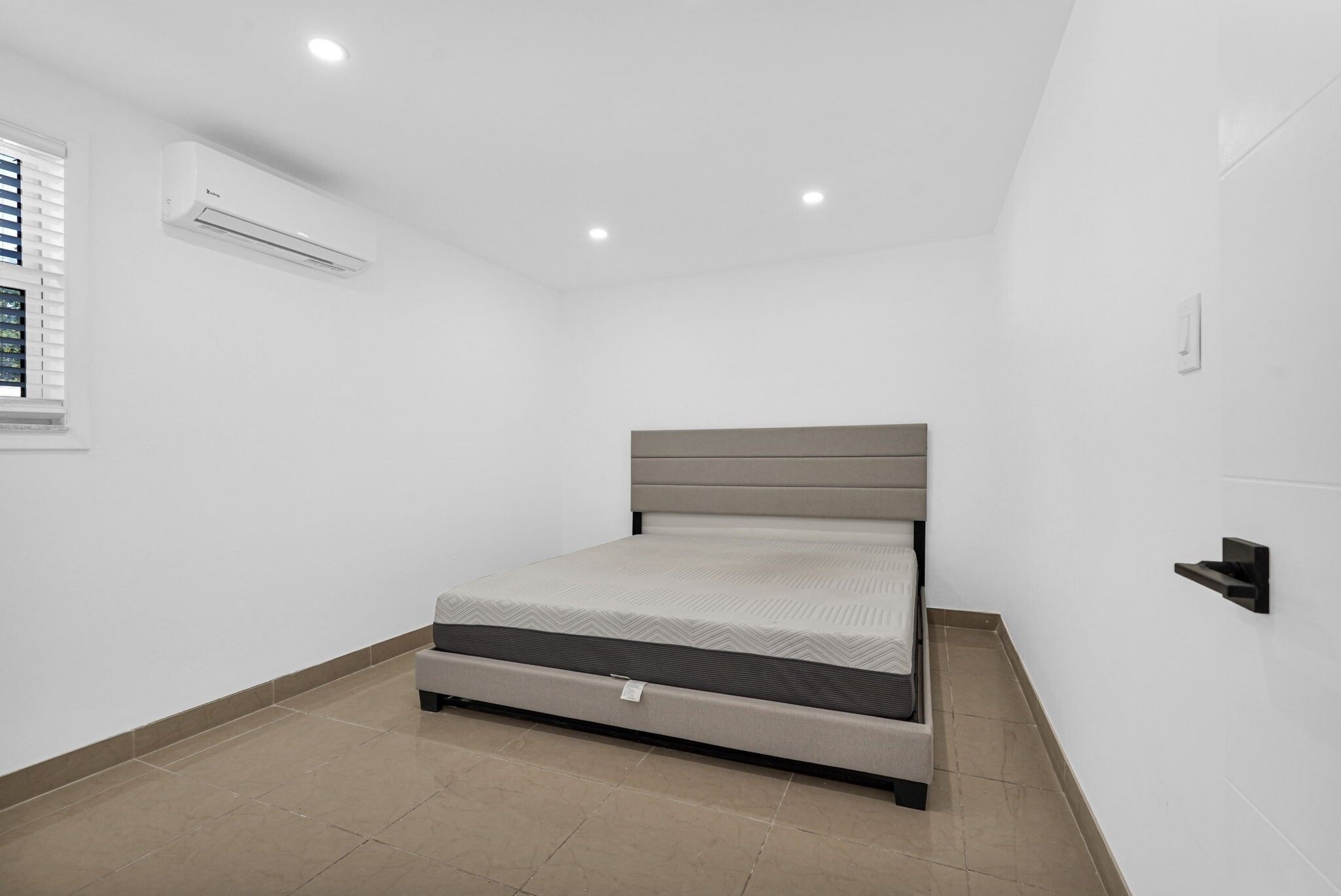 Building Photo - 2419 Coolidge St