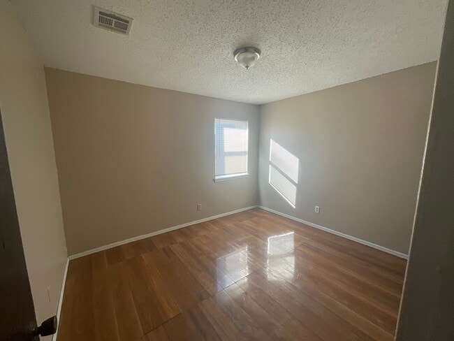 Building Photo - 3 Bed, 2 Bath, 1 Car Garage
