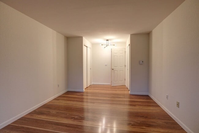 Building Photo - Large 2 Story Condo Available in Perfect Redmond Location!