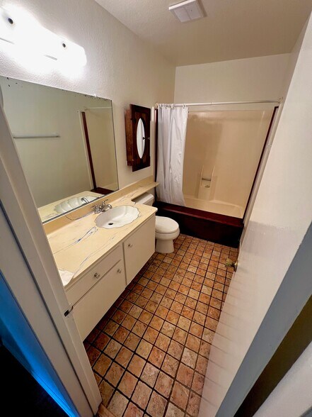 Middle Bath - 4900 Overland Ave