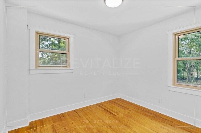 Building Photo - Newly Renovated 3 Bed / 2.5 Bath with Doub...