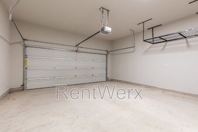 Building Photo - 10110 Jardin Verde
