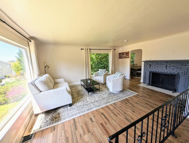 Building Photo - Updated 3 Bedroom Charmer in the Heart of ...