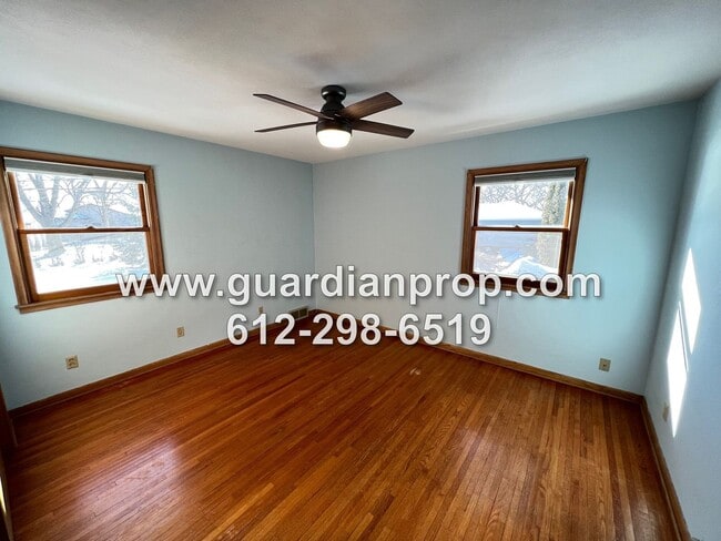 Building Photo - Updated Roseville House on Large Corner Lo...