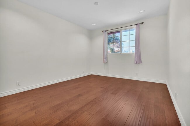 Building Photo - 2101 Vallejo Dr