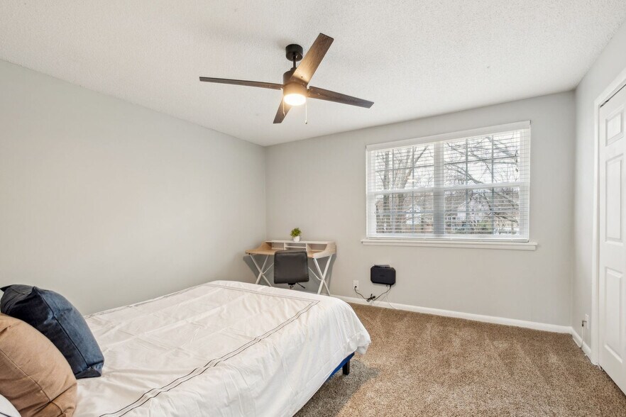 Building Photo - 600 Whispering Hills Dr