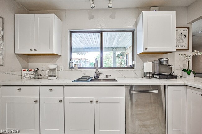 Building Photo - 1505 Hialeah Dr