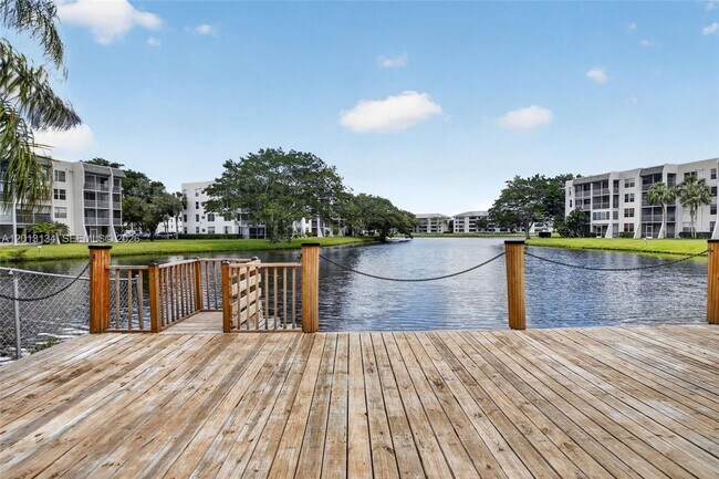 Building Photo - 9330 Lagoon Pl