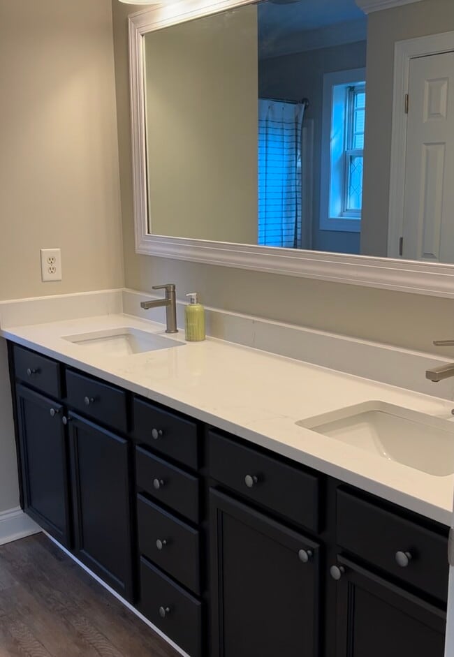 Upstairs Master Bath - 403 College St