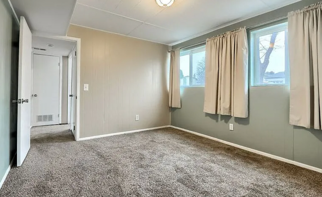 Building Photo - Charming & Spacious 5-Bedroom Home! Detach...