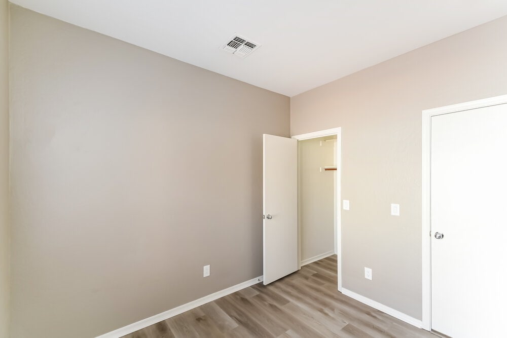 Building Photo - 327 N 76th Pl