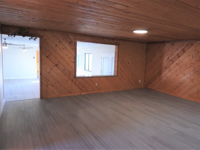 Building Photo - 2220 W Bell Vista Ave