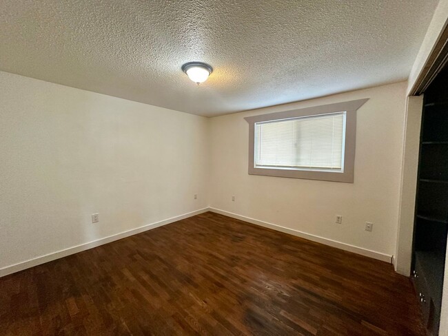 Building Photo - Charming 2 bedroom 1 bath home next to the bike trail Less than 3 miles from Sky Lakes and Oregon...