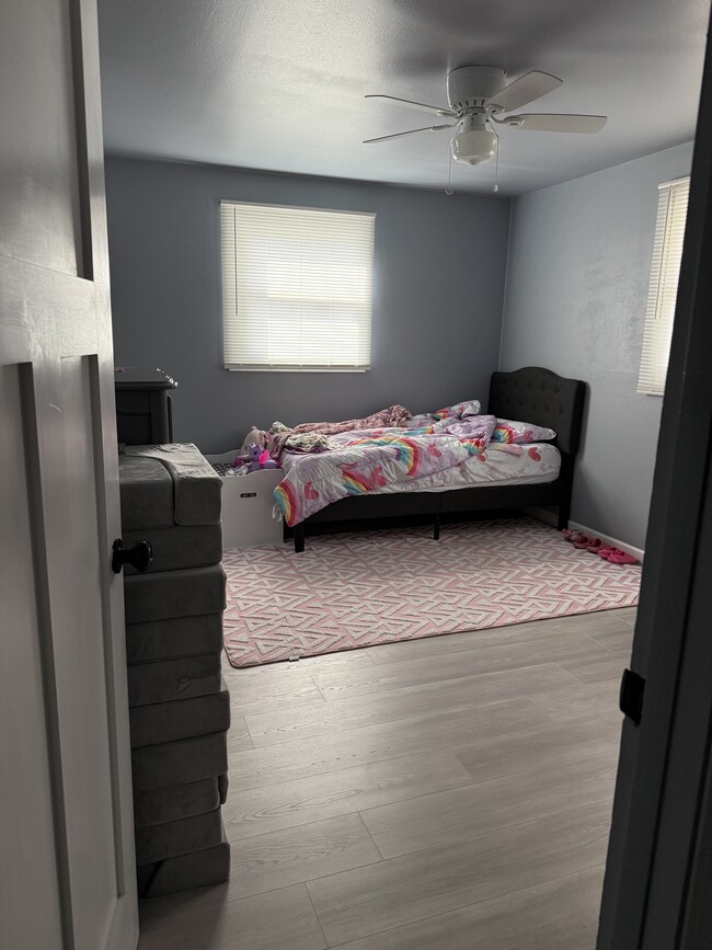 Building Photo - 817 N Hawthorne Dr