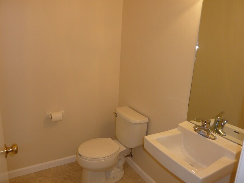 Building Photo - 14 Larkspur Ln