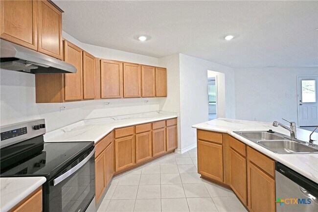 Building Photo - 512 Dakota Crk