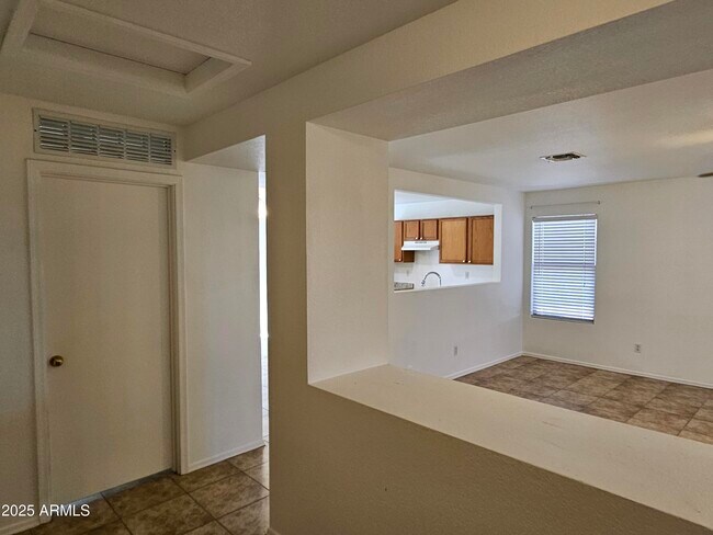 Building Photo - 674 W Kingman Loop