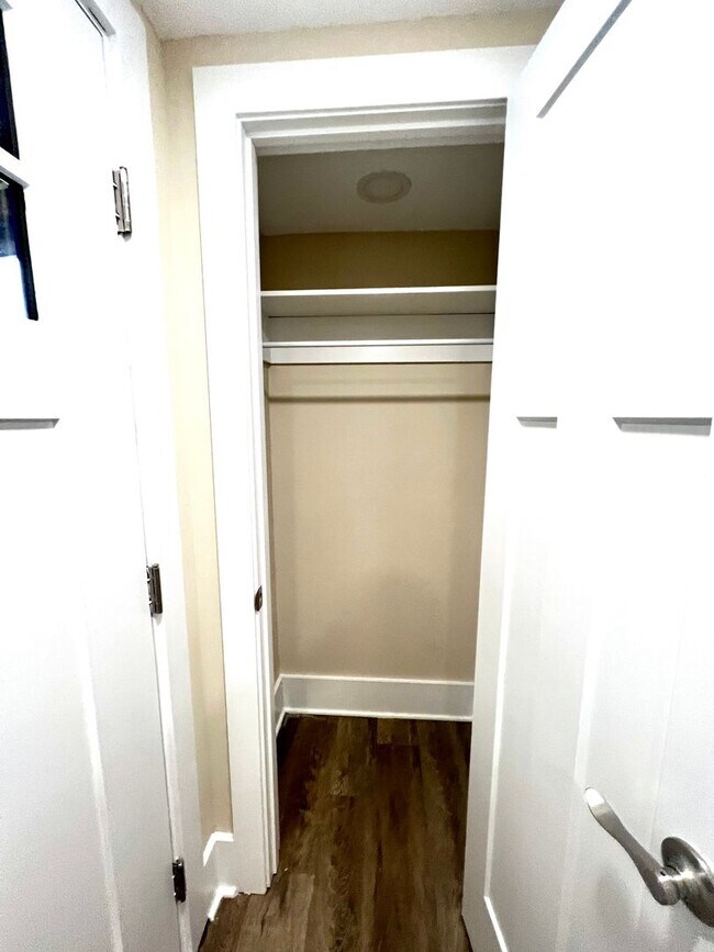 Building Photo - 933 - 320/322 Boggs Avenue