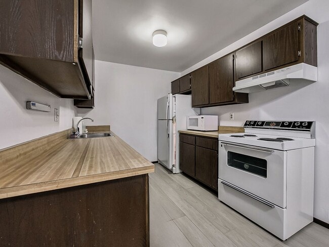 Building Photo - COMING SOON! Charming and Comfortable Living on Bayview Drive