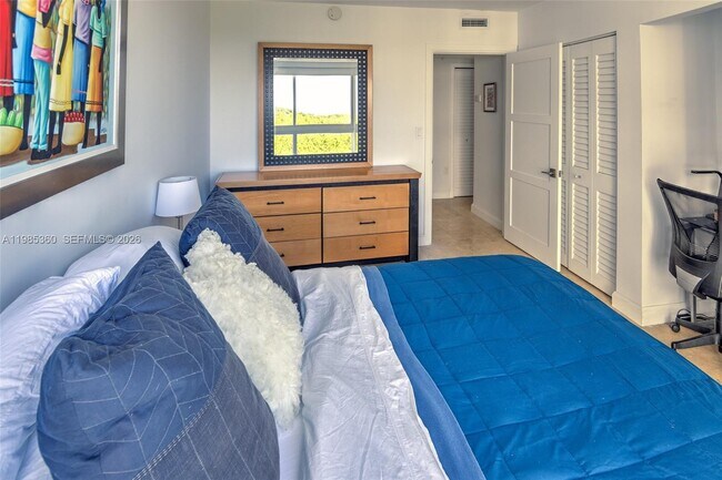 Building Photo - 2951 S Bayshore Dr