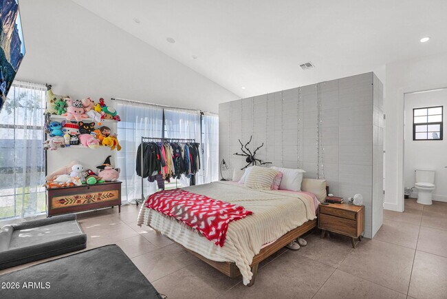 Building Photo - 8430 S 10th Ln