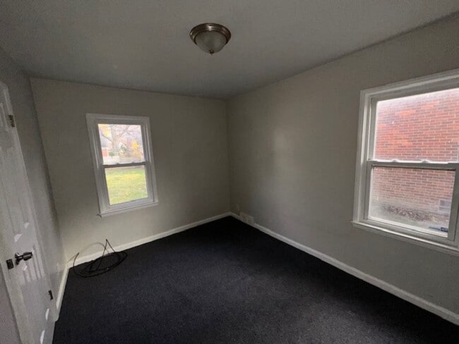 Building Photo - Stunning 3 Bedroom Brick Bungalow on Eastside of Detroit, Move in ready!