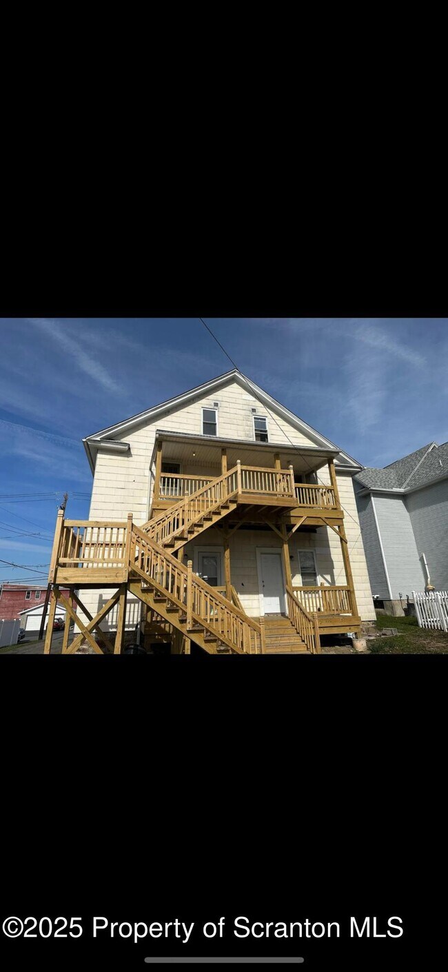 Building Photo - 618 Gibbons St