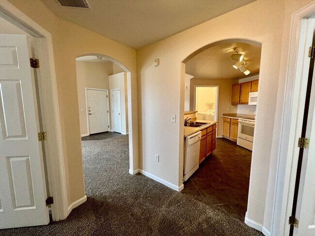 Building Photo - Very nice 2 bed 2 full bath on top floor n...