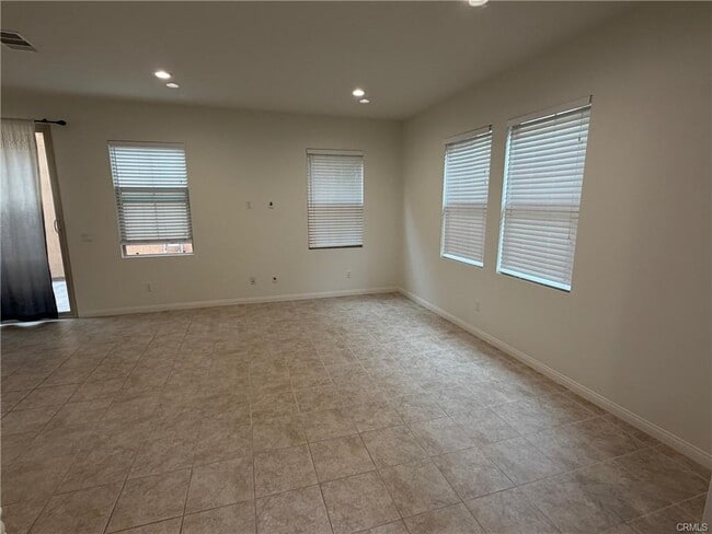 Building Photo - 33 Latitude