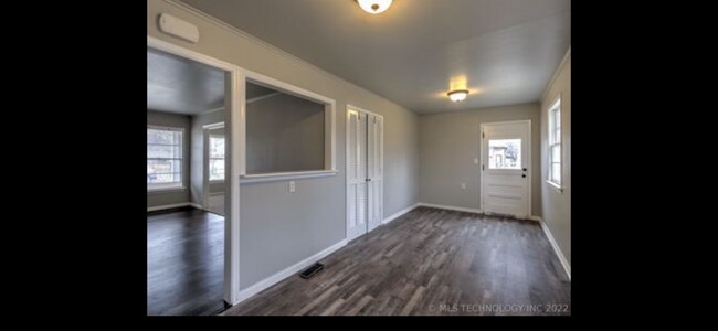 Building Photo - 925 E Thompson Ave