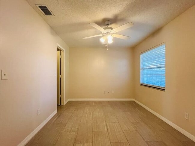 Building Photo - 2 Bedroom UCF Duplex