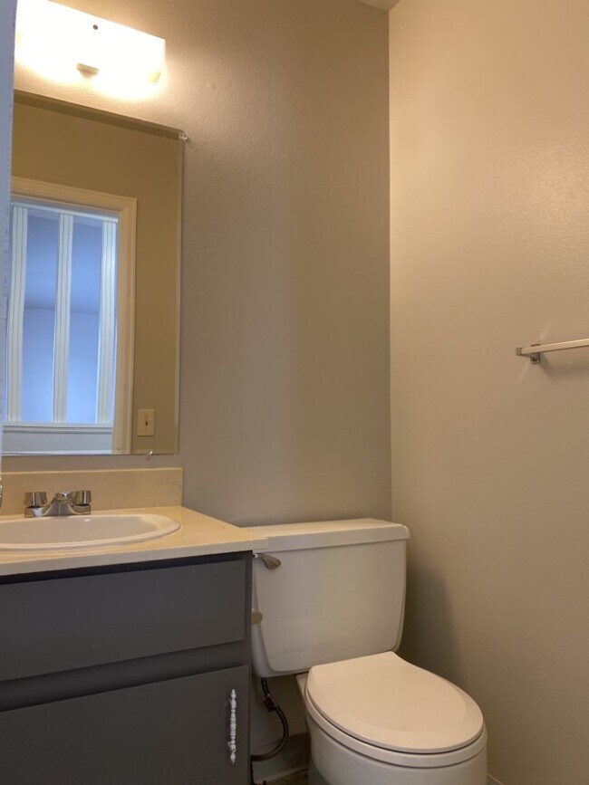 Building Photo - Cozy 3 Bed/1.5 Bath Duplex with Fenced Yard and 1 Car Garage