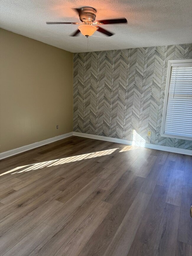 Building Photo - 3 Bedroom Home with Back Deck & Large Fenc...