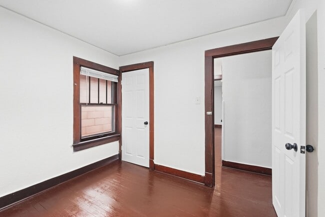 Building Photo - 928 W Dewald St