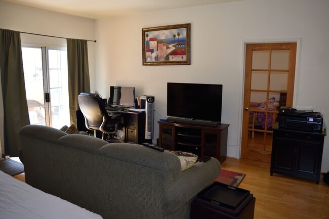 Building Photo - Oxnard Condominium 1 Bedroom 1 Bathroom pr...