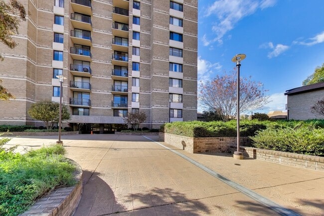 Building Photo - Sunny Studio in Downtown Rockville - ALL U...