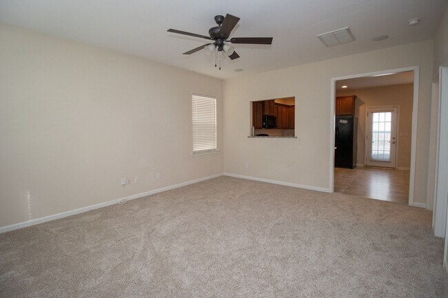 Building Photo - Spacious 3 Bedroom, 2.5 Bathroom Townhome ...