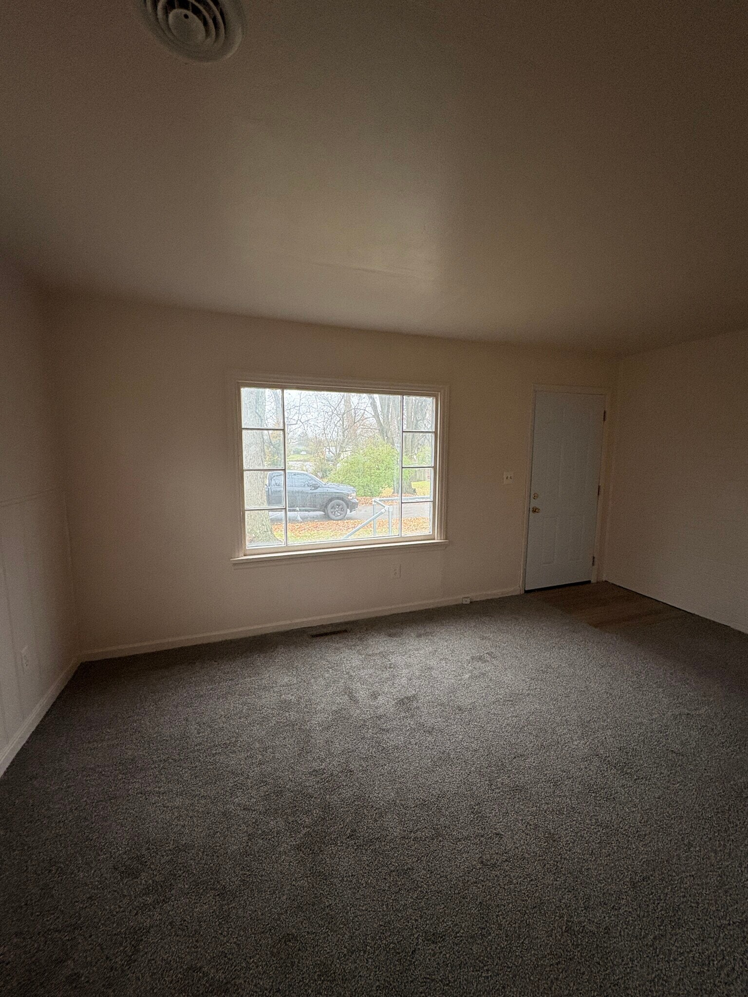 Family Room - 4105 Natchez Ave