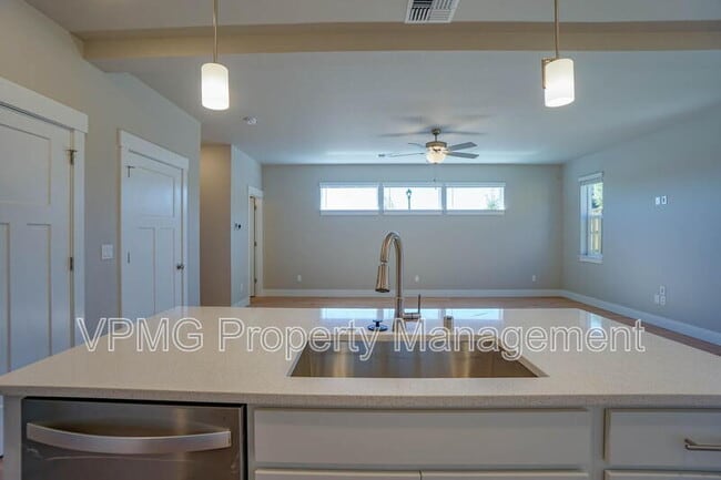 Building Photo - 2331 E Otter Lp