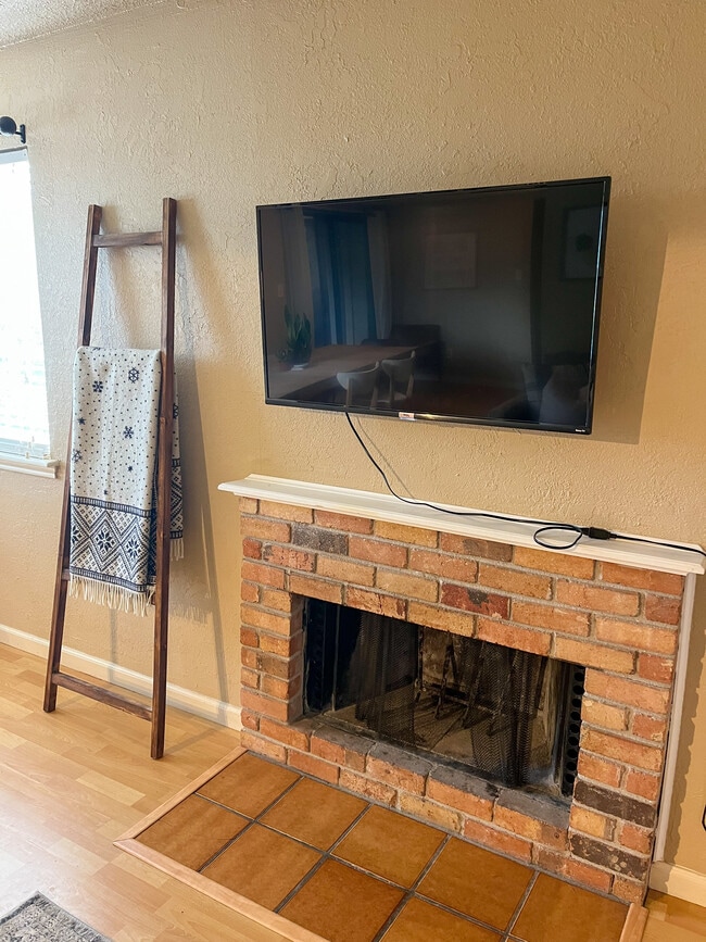 Building Photo - 421 W San Antonio St